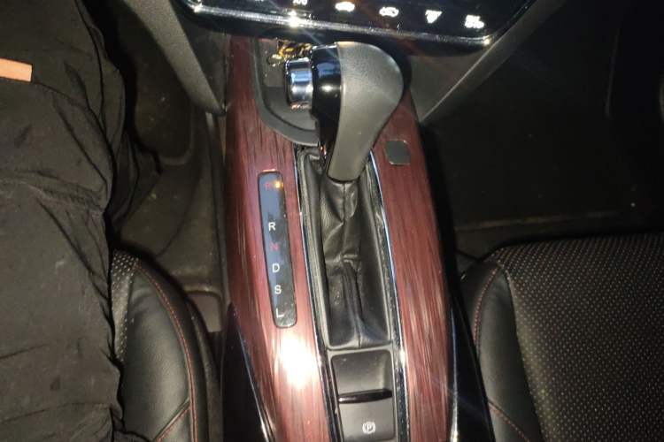 Used Honda XR-V 2015 1.8L VTi CVT Luxury Edition Gear Lever