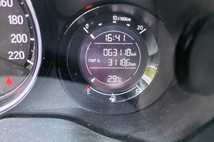 Used Honda XR-V 2015 1.8L EXi CVT Comfort Version Odometer Close Up
