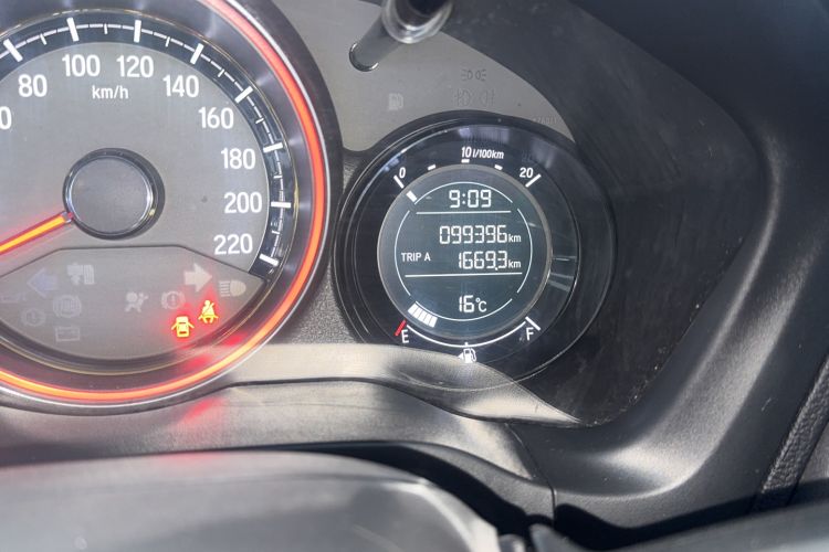 Used Honda XR-V 2015 1.8L EXi CVT Comfort Version Odometer Close Up