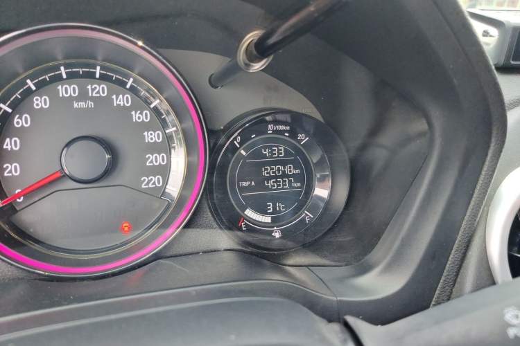 Used Honda XR-V 2015 1.8L EXi CVT Comfort Version Odometer Close Up