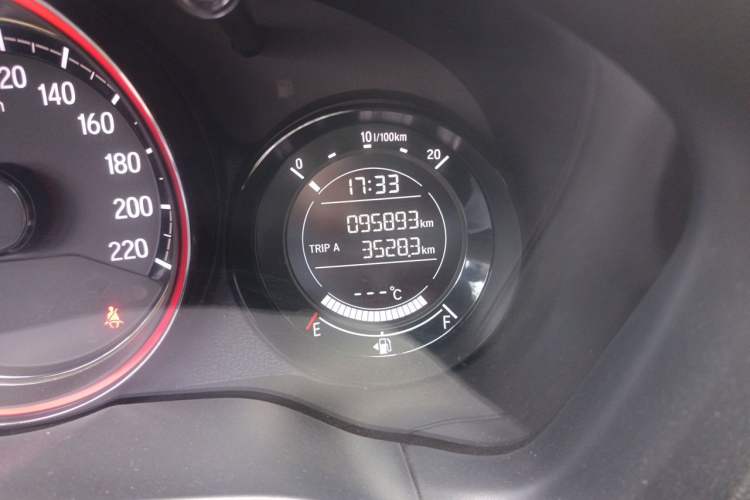 Used Honda XR-V 2015 1.5L LXi CVT Classic Edition Odometer Close Up