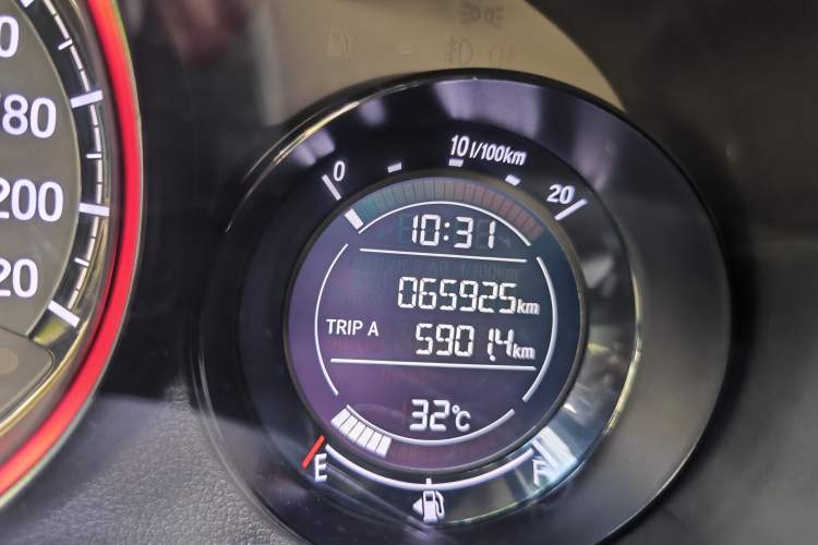 Used Honda XR-V 2015 1.5L LXi CVT Classic Edition Odometer Close Up