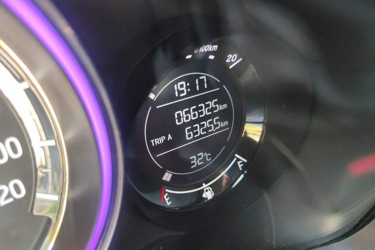 Used Honda XR-V 2015 1.8L EXi CVT Comfort Version Odometer Close Up