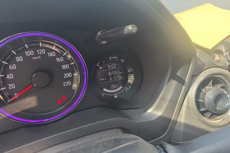 Used Honda XR-V 2015 1.8L EXi CVT Comfort Version Odometer Close Up