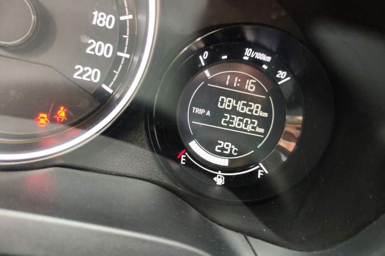 Used Honda XR-V 2015 1.8L EXi CVT Comfort Version Odometer Close Up