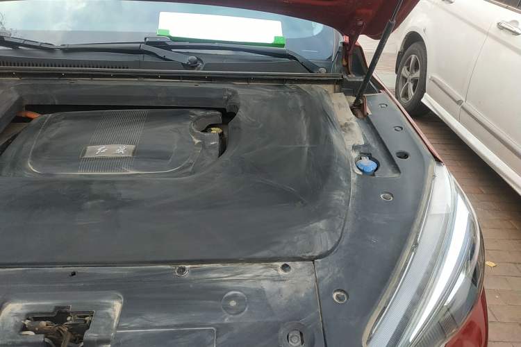 Used Hongqi E-HS3 2019 Zhilian Qiling 4x4 Edition Engine Bay Left