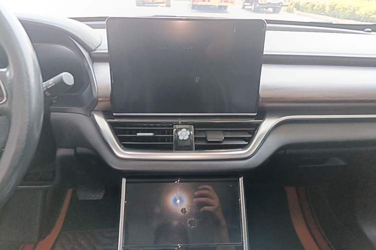 Used Hongqi E-HS3 2019 Zhilian Qiyue Two-Wheel Drive Version Audio And AC Panel