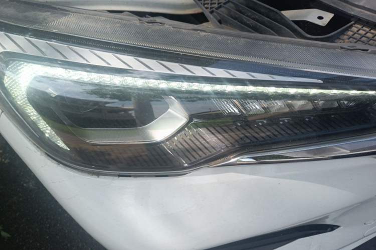 Used Hongqi E-HS3 2019 Zhilian Qiyue Two-Wheel Drive Version Right Front Headlight