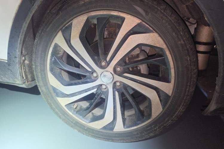 Used Hongqi E-HS3 2019 Zhilian Qiyue Two-Wheel Drive Version Right Front Wheel Hub