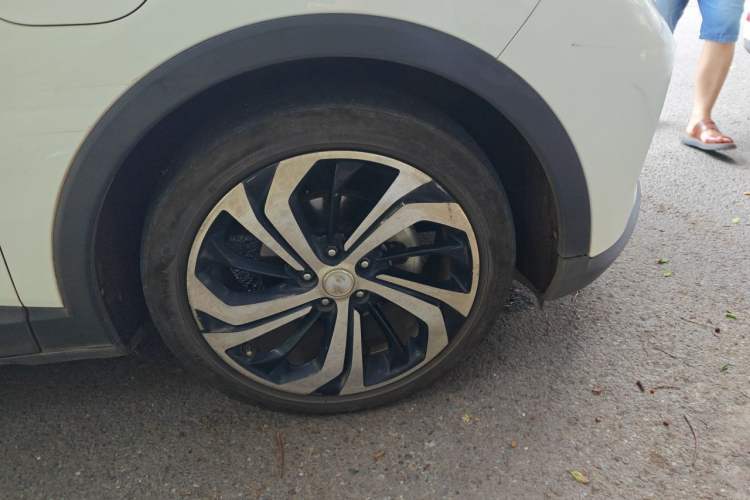Used Hongqi E-HS3 2019 Zhilian Qiyue Two-Wheel Drive Version Right Front Wheel Hub
