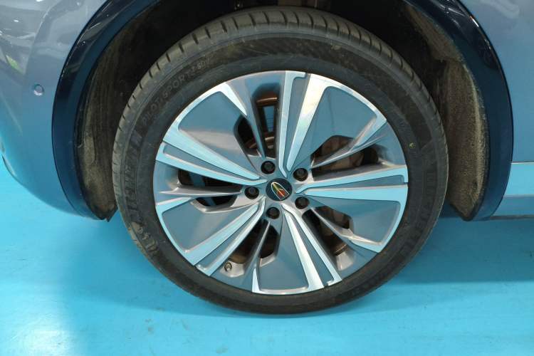 Used Hongqi E-HS9 2022 690 km Range Flagship Edition Six Seats Left Front Wheel Hub