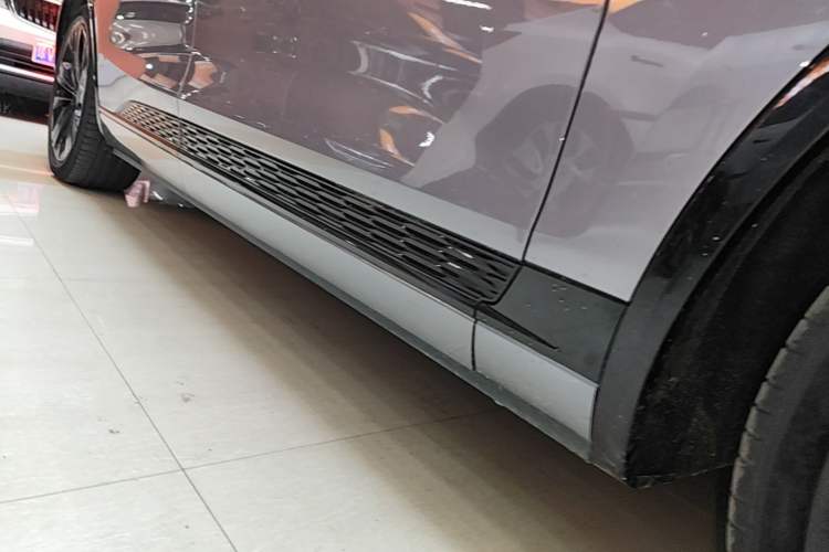 Used Hongqi E-HS9 2021 510 km Range Flagway Edition Six Seats Right Side Sill