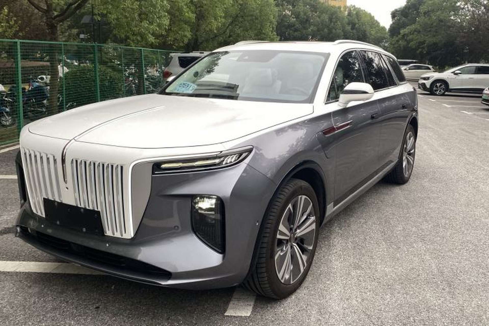 Used Hongqi E-HS9 2021 460 km Range Flagship Edition Six-Seater Front Left 45 Deg