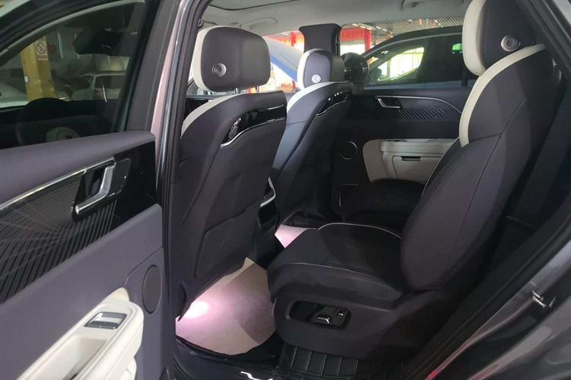 Used Hongqi E-HS9 2021 460 km Range Flagship Edition Six-Seater Interior 3