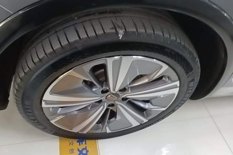Used Hongqi E-HS9 2021 460 km Range Flagship Edition Six-Seater Left Front Wheel Hub