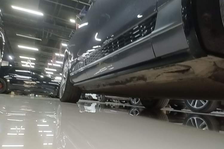 Used Hongqi E-HS9 2021 460 km Range Flagship Edition Six-Seater Right Side Sill