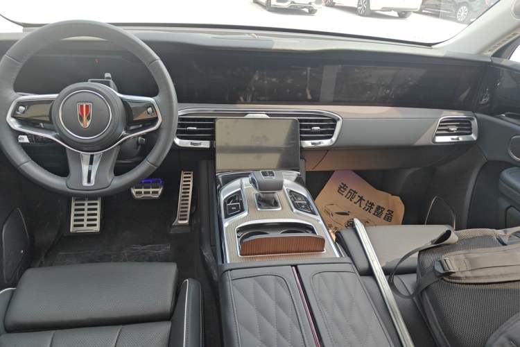 Used Hongqi E-HS9 2022 660 km Range Flagway Edition Six Seats Audio And AC Panel