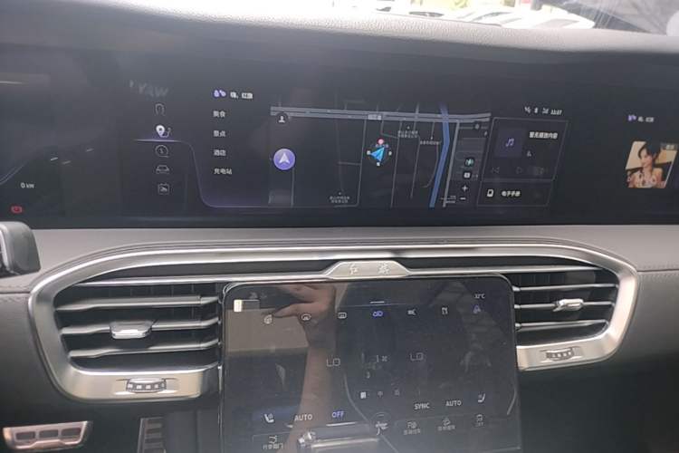 Used Hongqi E-HS9 2022 660 km Range Flagway Edition Six Seats Audio And AC Panel