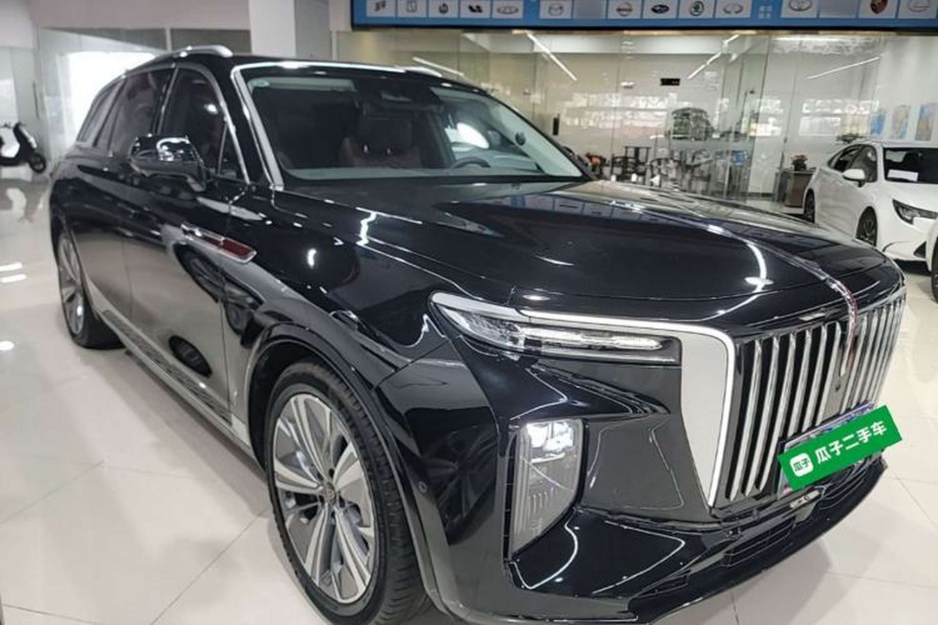 Used Hongqi E-HS9 2022 660 km Range Flagway Edition Six Seats Front Right 45 Deg