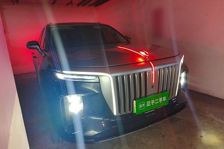 Used Hongqi E-HS9 2022 660 km Range Flagway Edition Six Seats Front Right 45 Deg
