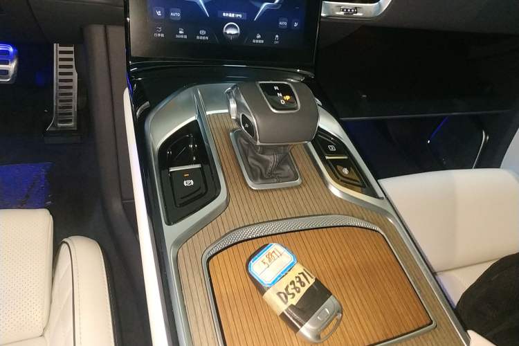 Used Hongqi E-HS9 2022 660 km Range Flagship Edition Four Seats Gear Lever