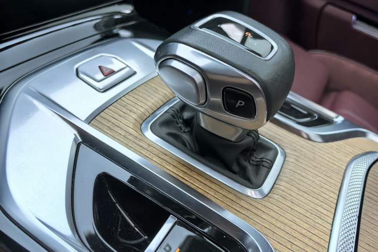Used Hongqi E-HS9 2022 690 km Range Flagship Edition Six Seats Interior 1