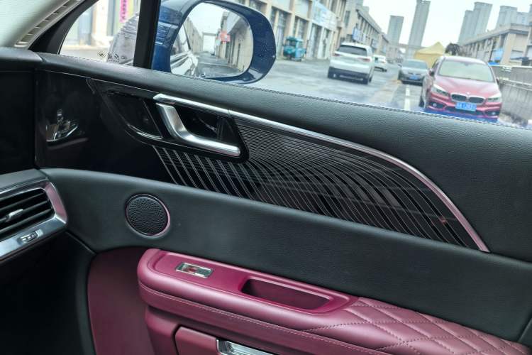 Used Hongqi E-HS9 2022 690 km Range Flagship Edition Six Seats Interior 12