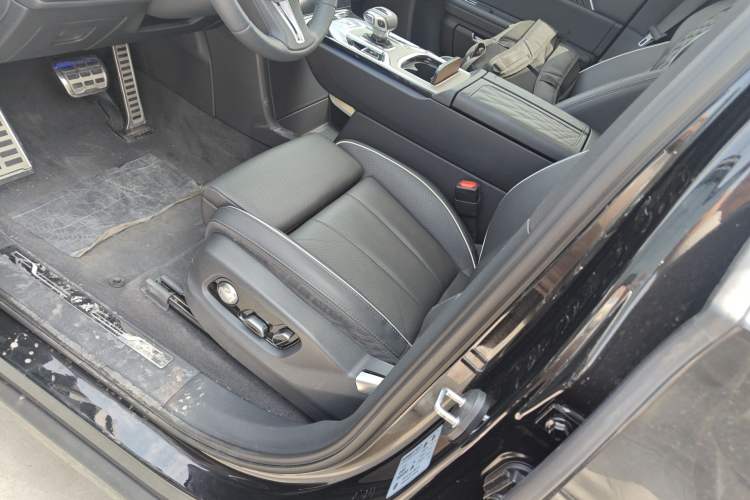 Used Hongqi E-HS9 2022 660 km Range Flagway Edition Six Seats Left Front Seat