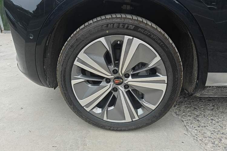 Used Hongqi E-HS9 2022 690 km Range Flagship Edition Six Seats Left Front Wheel Hub