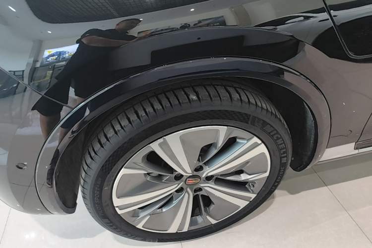 Used Hongqi E-HS9 2022 690 km Range Flagship Edition Six Seats Left Front Wheel Hub