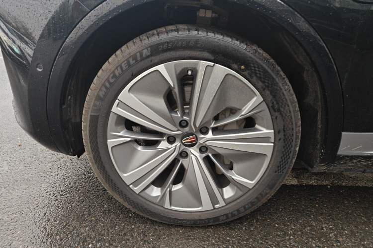 Used Hongqi E-HS9 2022 690 km Range Flagship Edition Six Seats Left Front Wheel Hub