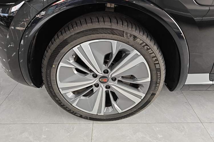 Used Hongqi E-HS9 2022 690 km Range Flagship Edition Six Seats Left Front Wheel Hub