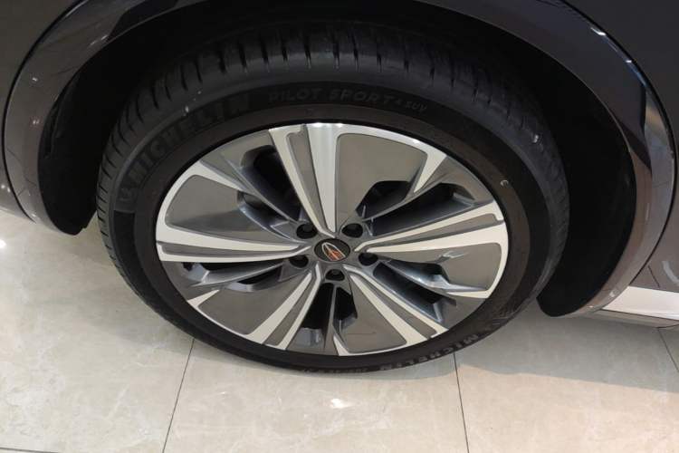 Used Hongqi E-HS9 2022 660 km Range Flagway Edition Six Seats Left Front Wheel Hub
