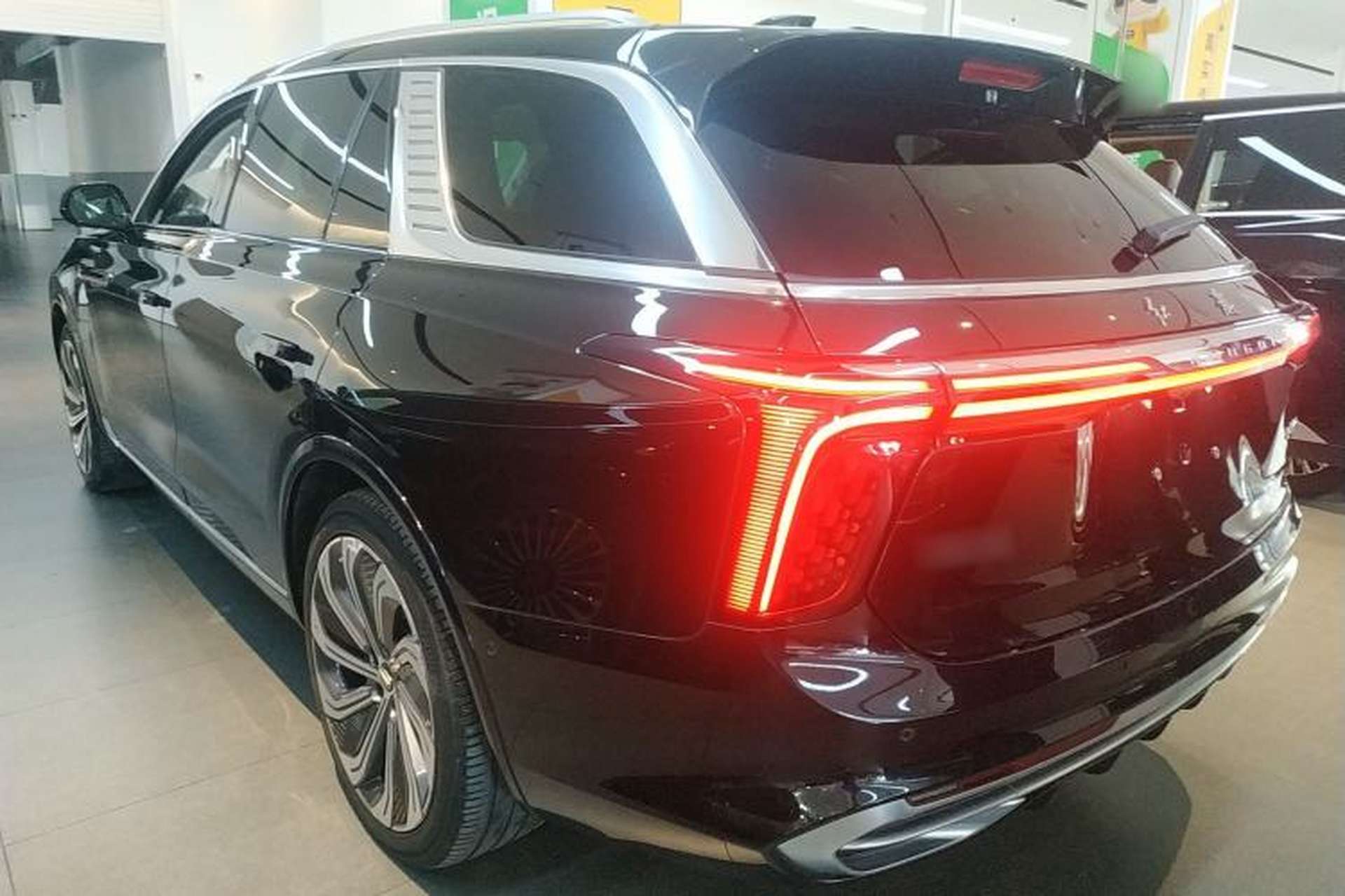 Used Hongqi E-HS9 2022 660 km Range Flagship Edition Four Seats Rear Left 45 Deg