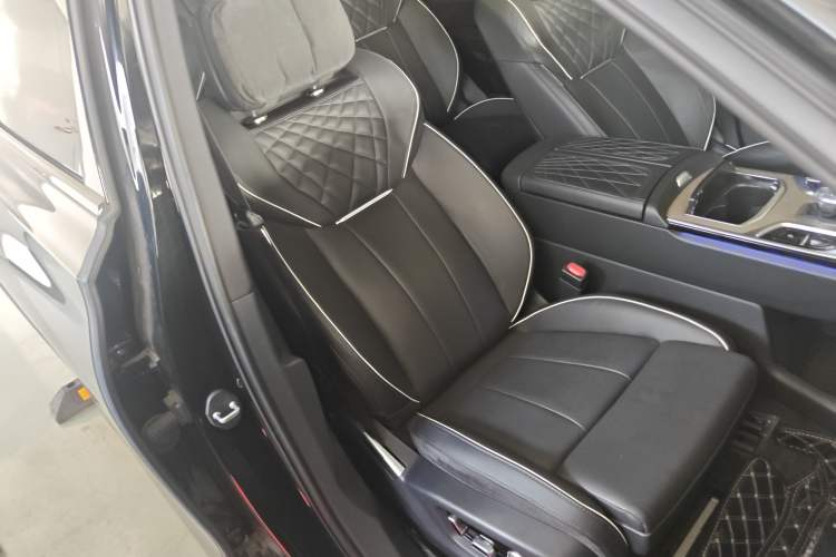 Used Hongqi E-HS9 2022 660 km Range Flagway Edition Six Seats Right Front Seat