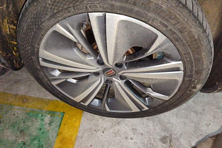Used Hongqi E-HS9 2022 660 km Range Flagway Edition Six Seats Right Front Wheel Hub