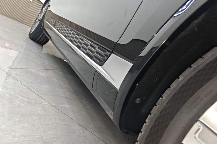 Used Hongqi E-HS9 2022 690 km Range Flagship Edition Six Seats Right Side Sill