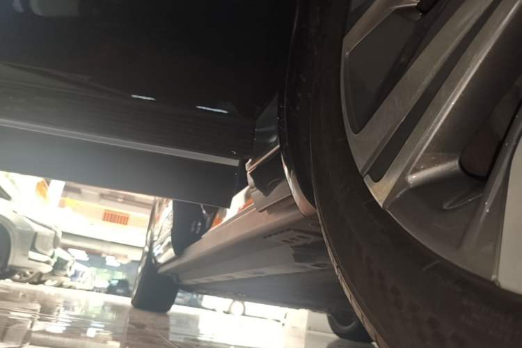 Used Hongqi E-HS9 2022 660 km Range Flagway Edition Six Seats Right Side Sill