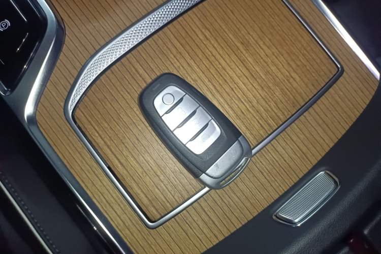 Used Hongqi E-HS9 2022 660 km Range Flagway Edition Six Seats Vehicle Key
