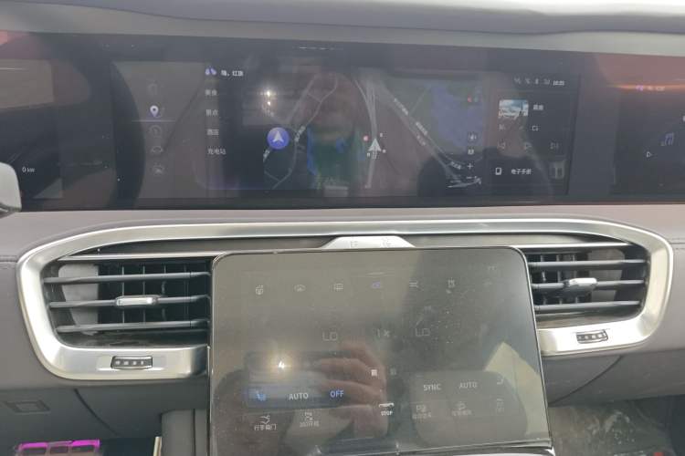 Used Hongqi E-HS9 2022 660 km Range Flagship Edition Four Seats Audio And AC Panel