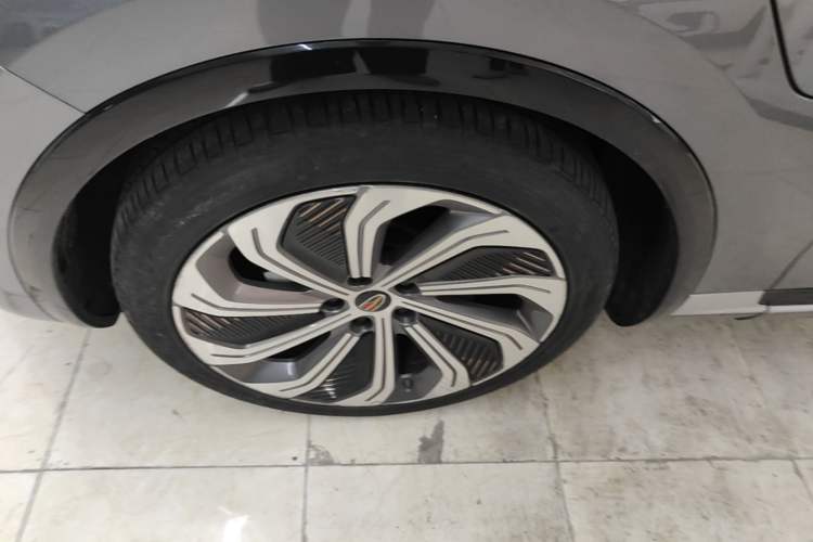 Used Hongqi E-HS9 2022 660 km Range Flagship Edition Four Seats Left Front Wheel Hub
