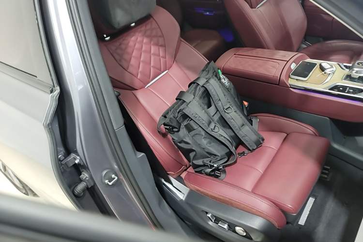 Used Hongqi E-HS9 2022 660 km Range Flagway Edition Six Seats Right Front Seat