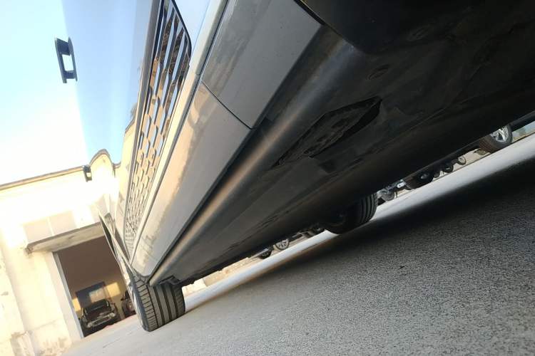 Used Hongqi E-HS9 2022 690 km Range Flagship Edition Six Seats Right Side Sill