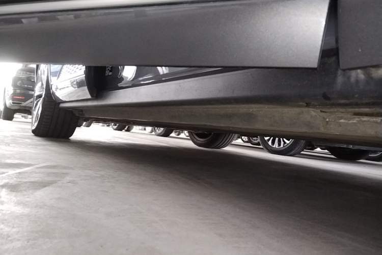 Used Hongqi E-HS9 2022 690 km Range Flagship Edition Six Seats Right Side Sill