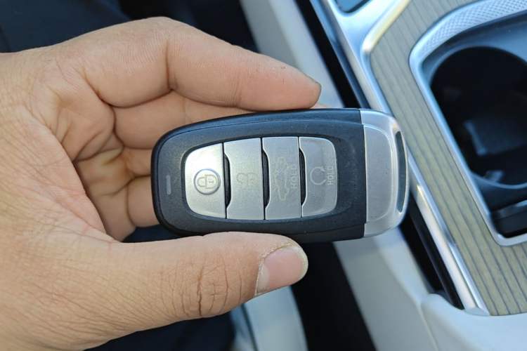 Used Hongqi E-HS9 2022 660 km Range Flagship Edition Four Seats Vehicle Key