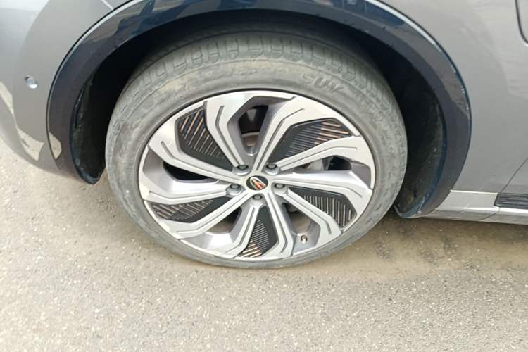 Used Hongqi E-HS9 2022 660 km Range Flagship Edition Four Seats Left Front Wheel Hub