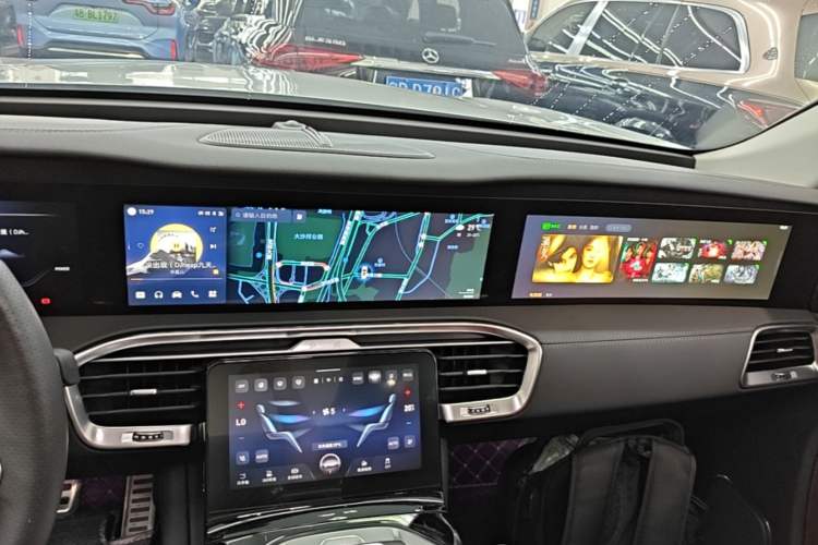 Used Hongqi E-HS9 2022 660 km Range Flagway Edition Six Seats Audio And AC Panel