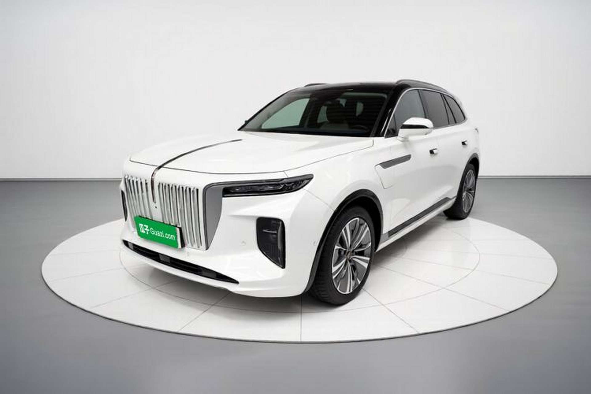 Used Hongqi E-HS9 2022 660 km Range Flagway Edition Six Seats Front Left 45 Deg