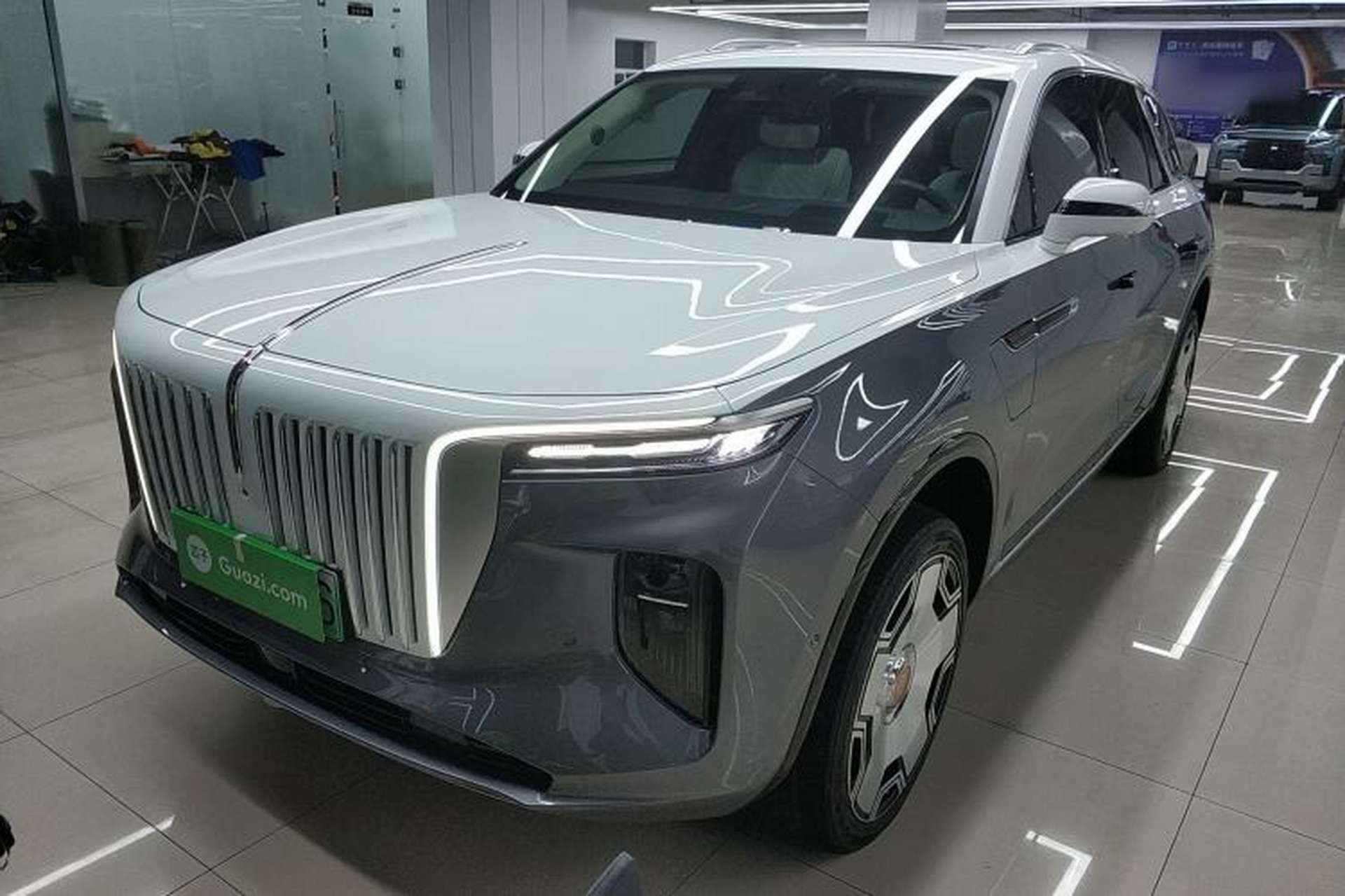 Used Hongqi E-HS9 2022 660 km Range Flagship Edition Four Seats Front Left 45 Deg
