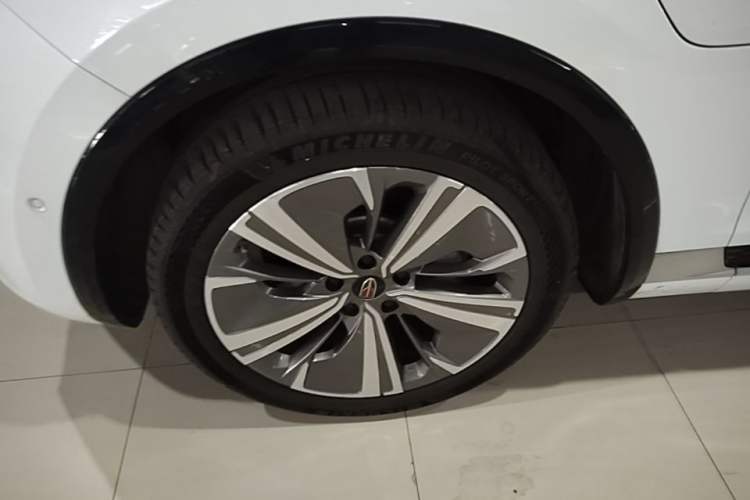 Used Hongqi E-HS9 2022 660 km Range Flagway Edition Six Seats Left Front Wheel Hub